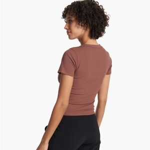Vuori Pose fitted rib tee in rosewood heather, medium